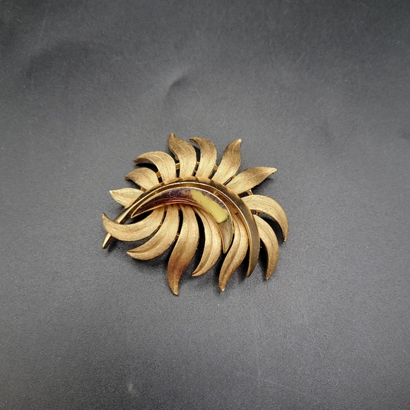 Vintage Crown Trifari Gold tone Statement Brooch
